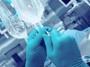 Quais são os riscos da cirurgia de aneurisma da aorta abdominal?